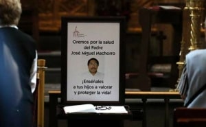 El padre Machorro Alcalá fue apuñalado durante una homilía en la catedral de la CDMX (Reporte Nivel Uno).