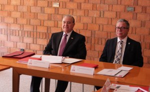 El Rector de la IBERO, el Mtro. David Fernández Dávalos, S.J y el Lic. Valentín Díez Morodo durante la primera sesión ordinaria del Consejo Consultivo de la EDESI (Cristoper Enríquez/IBERO)