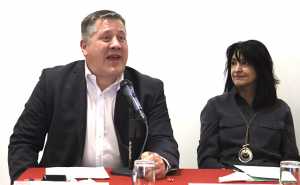 El Dr. Thomas Legler y la Dra. Laura Zamudio, durante la presentación del libro 'The Politics of COVID-19 in Mexico: Governance Meets Government'.