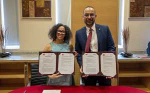 Brietta R. Clark, Decana de la Facultad de Derecho de LMU, y el Dr. Luis Arriaga Valenzuela, S. J., Rector de la IBERO
