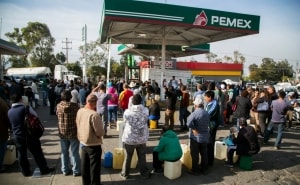 Largas filas en gasolinerías de Michoacán (Tomada de El Economista).
