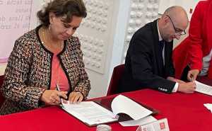 En la firma participaron la Dra. María del Carmen Fernández, Directora General de los Centros de Integración Juvenil y el Dr. Alejandro Anaya Muñoz, Vicerrector de nuestra IBERO. Foto: Laura Herrera Camarillo.