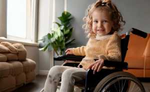 Una manera de ayudar a que las personas con PCI alcancen su mayor potencial, es mediante la enseñanza asistida con Sistemas Aumentativos y Alternativos de Comunicación. (Ilustración creada con Firefly)