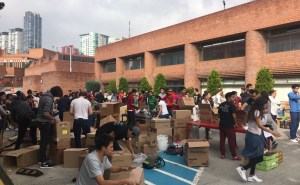 Los voluntarios organizan los artículos que están llegando con el propósito de que sean enviados a sitios que los necesitan