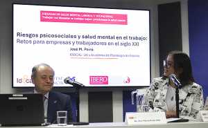 El Dr. José María Peiró, especialista de la Universidad de Valencia, y la Dra. Carolina Armenta Hurtarte, integrante del Observatorio de Salud Mental, Laboral y Ocupacional de la IBERO