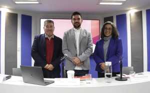 De izq. a der.: Mtro. Guillermo Alfaro Telpalo, Dr. Rodrigo Peña González e Hilda Saray Gómez González, en el auditorio Martín Buber de la IBERO Ciudad de México. Foto: Mariana Domínguez Batis.