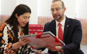 La Mtra. Manola Zabalza Aldama, titular de Sedeco, acompañada del Rector de la IBERO, Dr. Luis Arriaga Valenzuela, S.J.