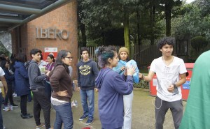 Alumnos de la IBERO realizan una cadena humana para llevar víveres a zonas afectadas por el sismo del 19 de septiembre de 2017 (Valentina González/IBERO).