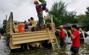Soldados de la Guardia Nacional evacuan a residentes en Houston, Texas(Tomada de Univisión).
