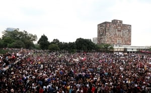 Estudiantes de la UNAM protestan frente a rectoría tras los hechos de violencia (Tomada de: Sur Acapulco).